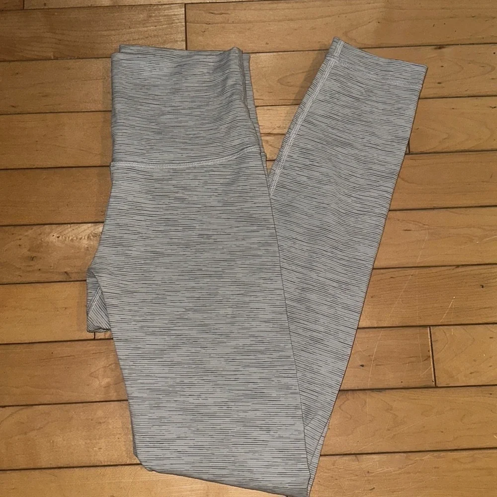 Lululemon Wunder Under Gray White Leggings |‎ 4